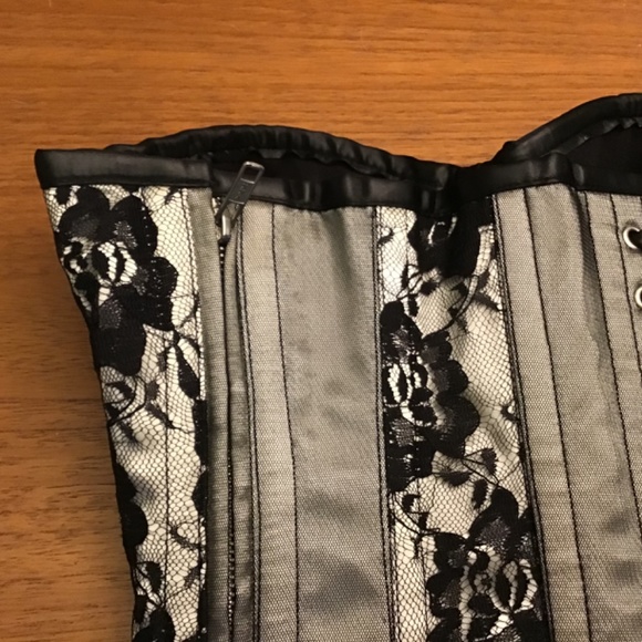Corset steel-boned. White/silver satin and black lace overbust - Picture 3 of 4